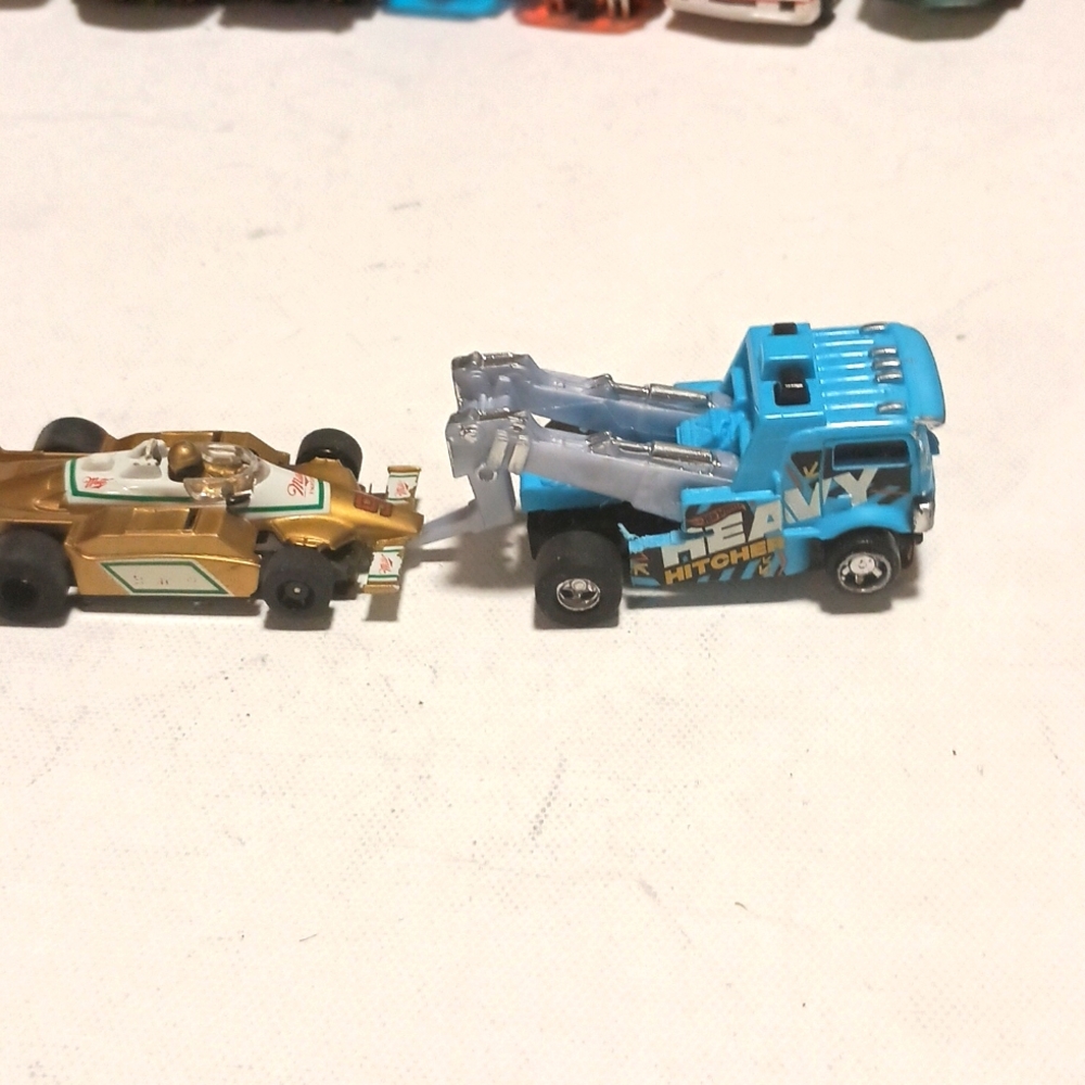AFX 2Race car and wrecker to go with
